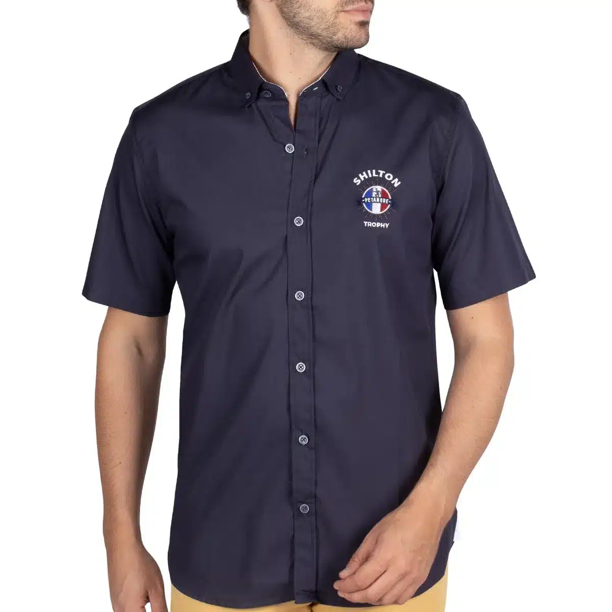 Shilton Pétanque : polos, casquette et tenue des Masters, notre guide d'achat 6 Chemise Masters Shilton bleu marine à manches courtes, écusson « Shilton Pétanque » brodé sur la poitrine