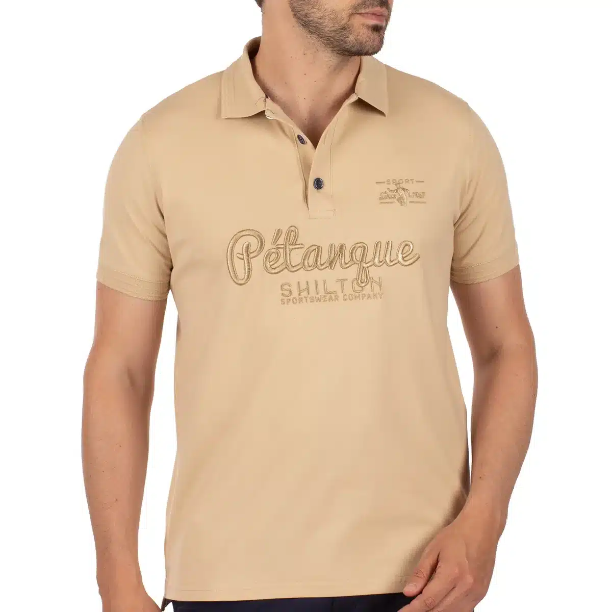 Shilton Pétanque : polos, casquette et tenue des Masters, notre guide d'achat 1 Polo Masters Pétanque Shilton beige à manches courtes, le mot « Pétanque » brodé ton sur ton sur la poitrine