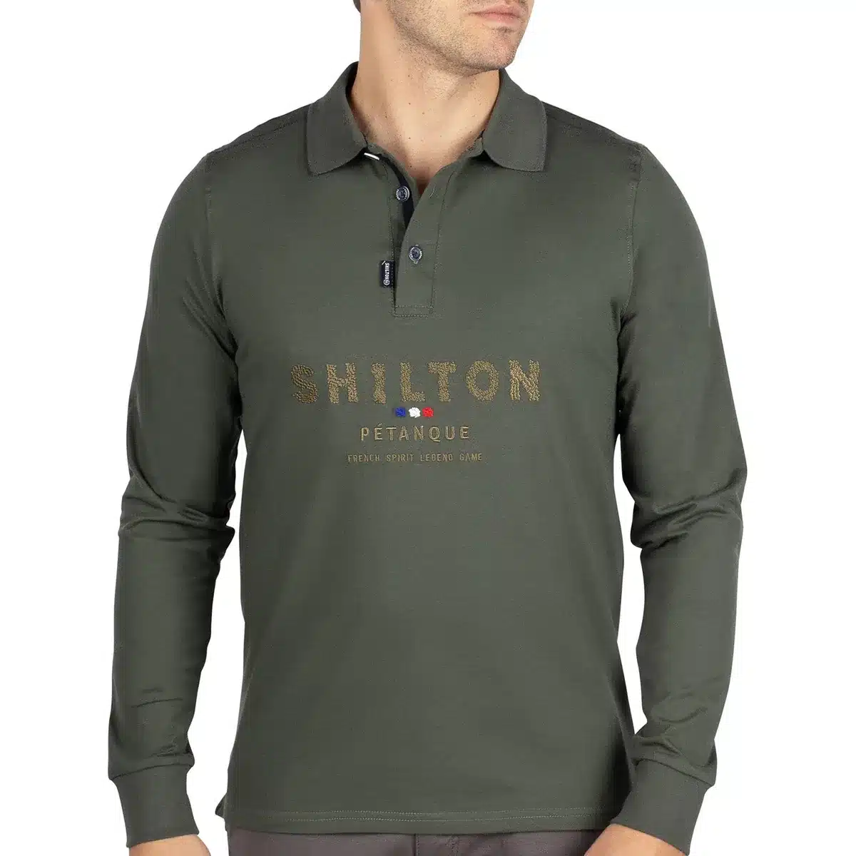 Shilton Pétanque : polos, casquette et tenue des Masters, notre guide d'achat 2 Polo Pétanque game Shilton kaki à manches longues, « Shilton Pétanque » brodé sur la poitrine