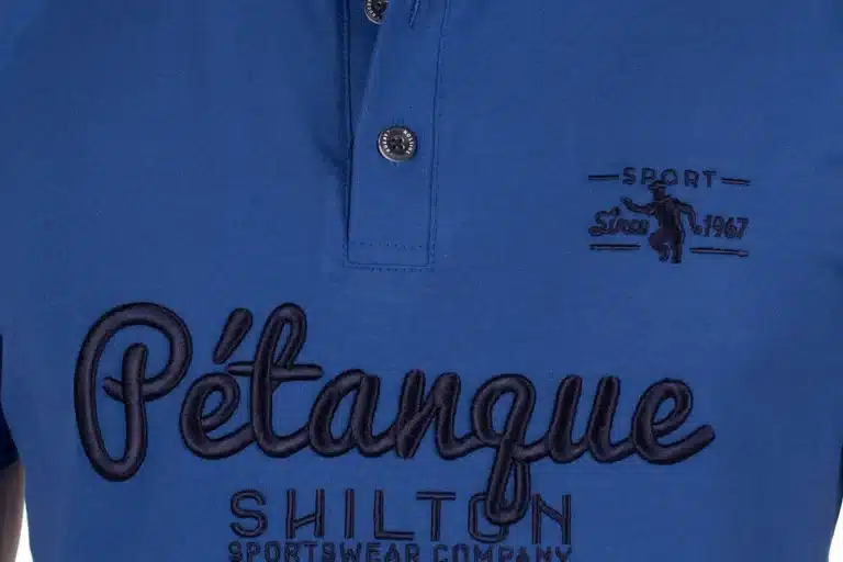 Polo bleu Shilton brodé du mot « Pétanque » sur la poitrine